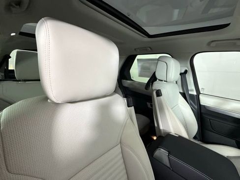 New 2026 Land Rover Discovery Dynamic SE image 35