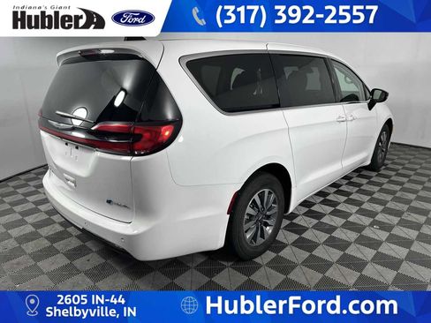 Used 2024 Chrysler Pacifica Limited FWD image 8