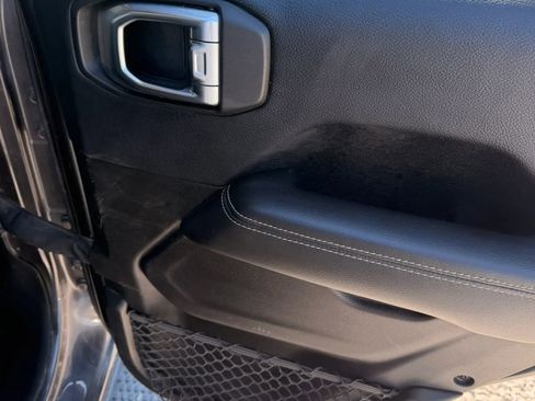 Used 2018 Jeep Wrangler Unlimited Sahara AWD/4WD image 18