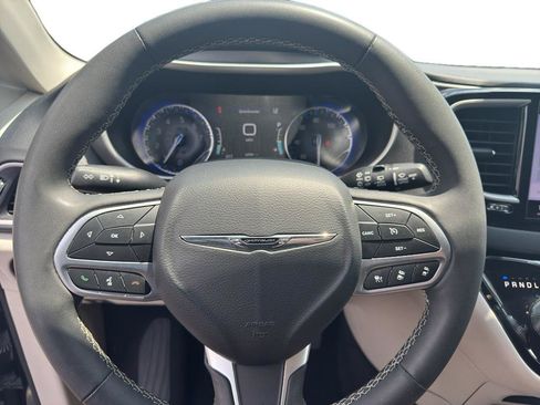 Used 2023 Chrysler Pacifica Touring-L FWD image 12