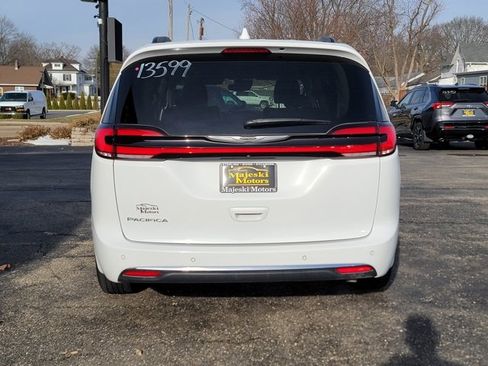 Used 2022 Chrysler Pacifica Touring-L image 6