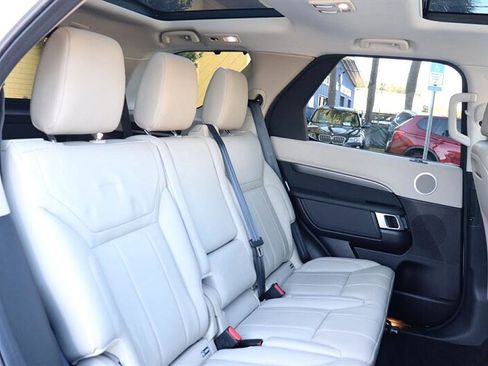 Used 2018 Land Rover Discovery SE image 15