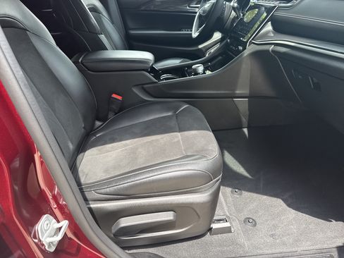 Used 2023 Jeep Grand Cherokee Altitude RWD image 13