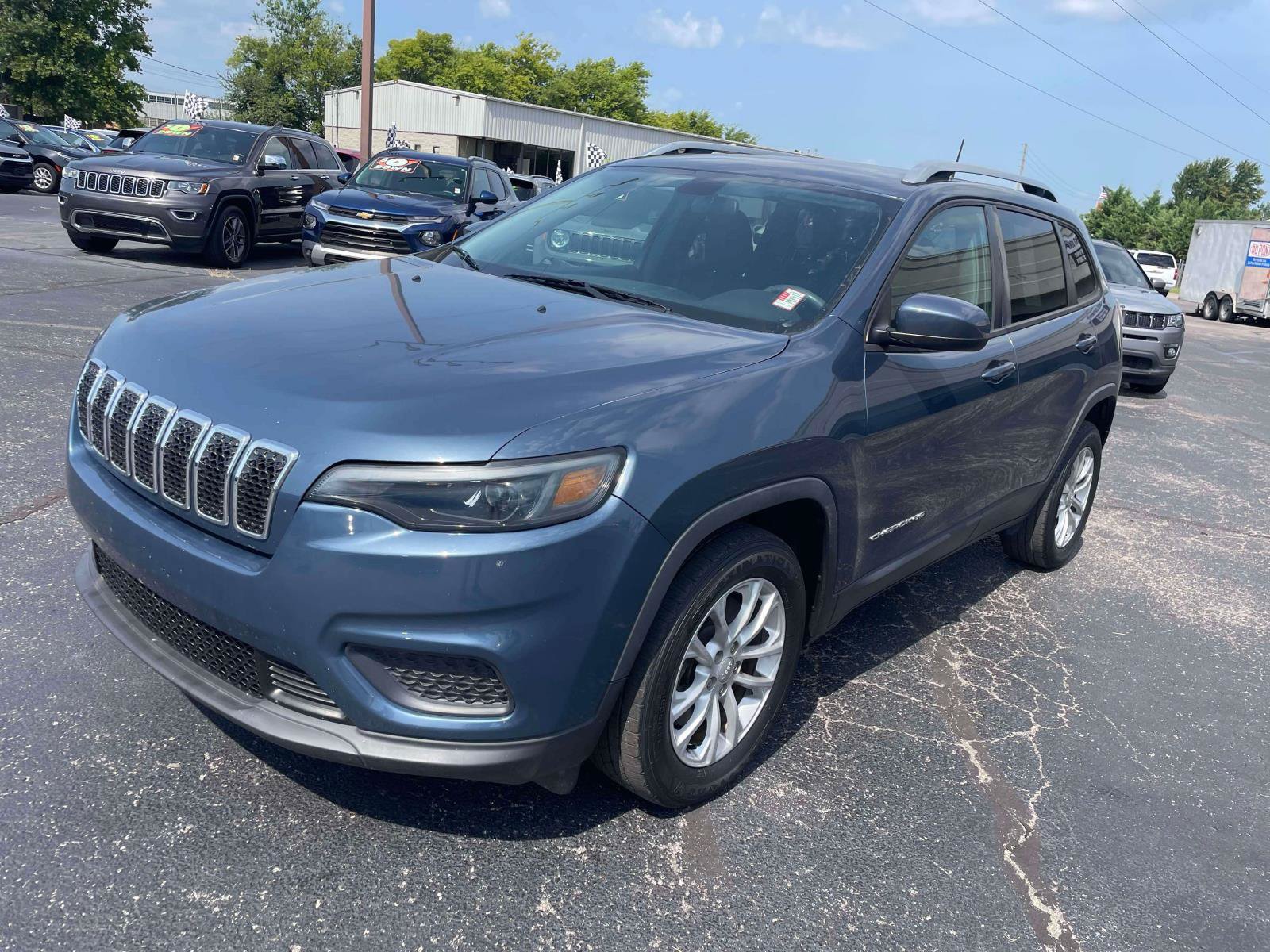 Used 2020 Jeep Cherokee Latitude w/ Cold Weather Group FWD image 3