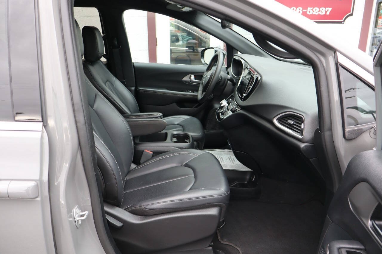 Used 2025 Chrysler Pacifica Select FWD image 8