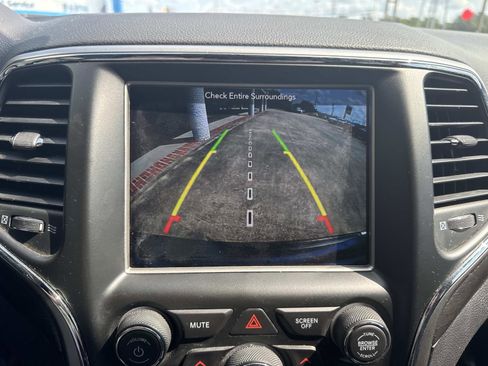 Used 2018 Jeep Grand Cherokee Laredo image 25
