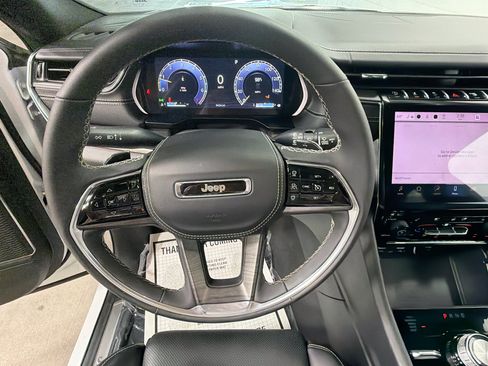 Used 2025 Jeep Grand Cherokee Overland w/ Luxury Tech Group IV AWD/4WD image 39