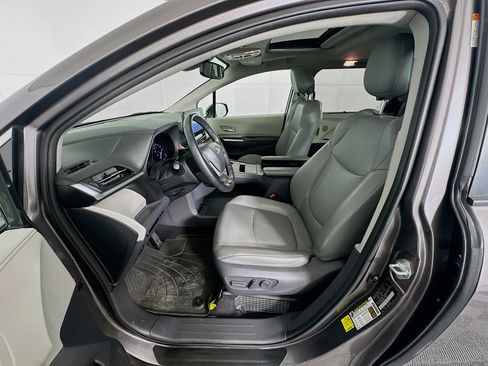 Used 2021 Toyota Sienna XLE image 13