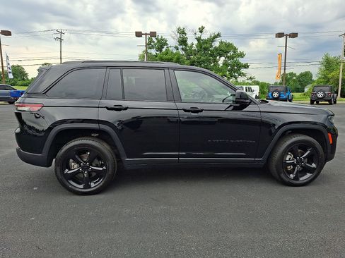 Certified 2023 Jeep Grand Cherokee Altitude AWD/4WD image 7