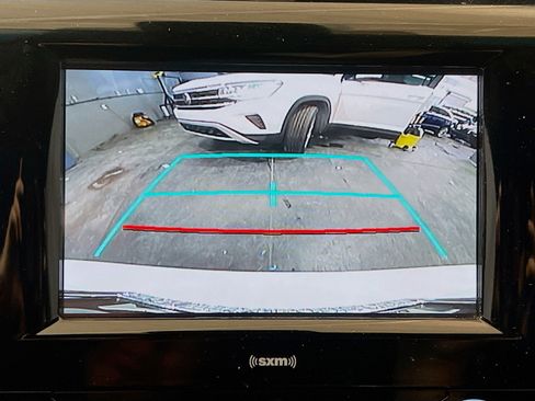 Used 2020 Toyota Camry SE w/ Carpet Mat Package FWD image 9