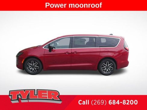 New 2027 Chrysler Pacifica Limited FWD image 4