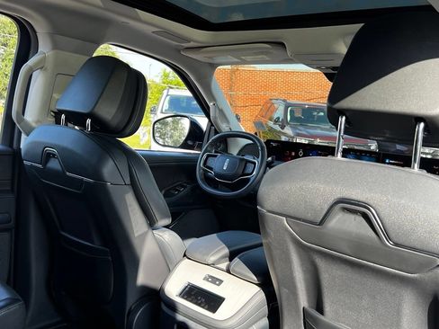 Used 2025 Lincoln Navigator Reserve AWD/4WD image 24