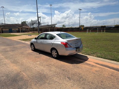 Used 2013 Nissan Versa SV FWD image 5