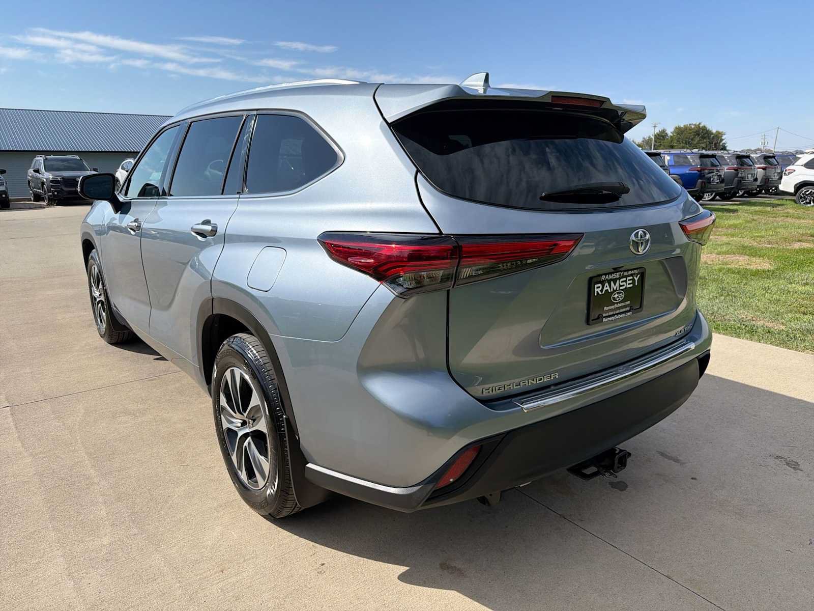 Used 2020 Toyota Highlander XLE AWD/4WD image 4