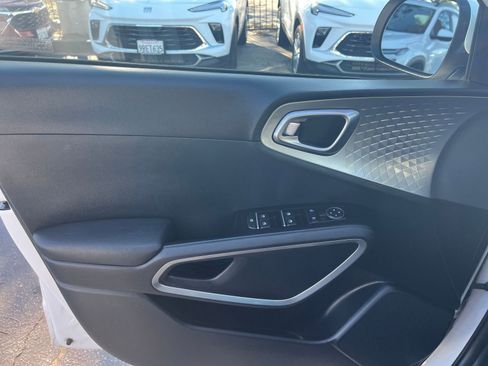 Used 2025 Kia Soul LX w/ LX Technology Package image 18