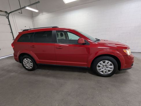 Used 2019 Dodge Journey SE w/ Connectivity Group FWD image 3