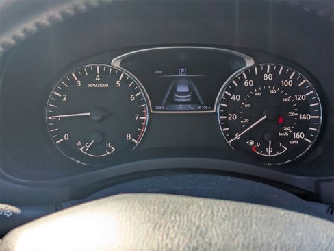 Used 2020 Nissan Pathfinder SV image 2