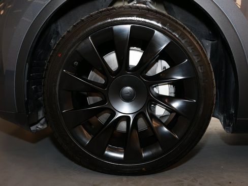 Used 2023 Tesla Model Y Long Range image 24