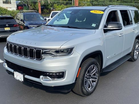 Used 2025 Jeep Wagoneer 4WD w/ Premium Group I image 3