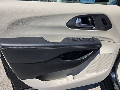 Certified 2024 Chrysler Pacifica Limited FWD image 13