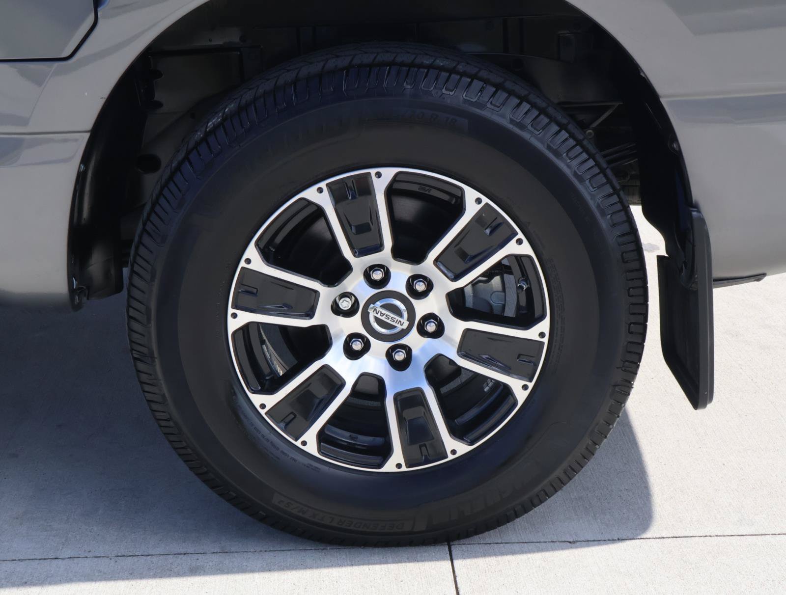 Used 2022 Nissan Titan SV w/ SV Convenience Package RWD image 11