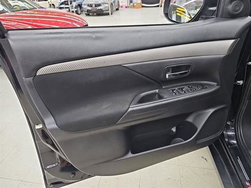 Used 2018 Mitsubishi Outlander SE image 12