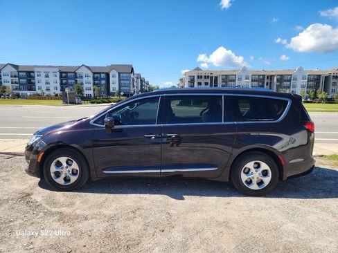 Used 2017 Chrysler Pacifica Touring-L Plus FWD image 6
