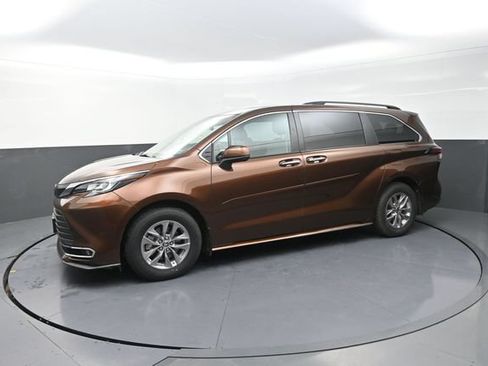 Certified 2022 Toyota Sienna XLE w/ XLE Plus Package AWD/4WD image 47
