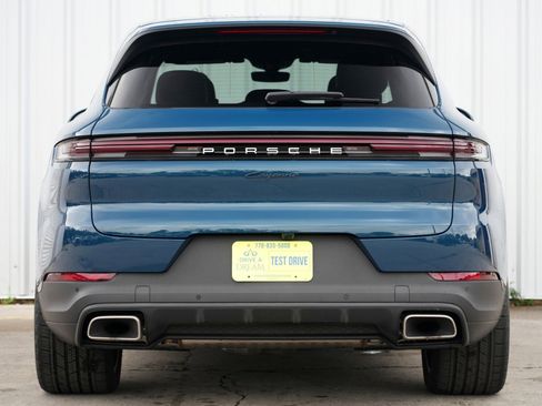Used 2024 Porsche Cayenne w/ Premium Package image 11
