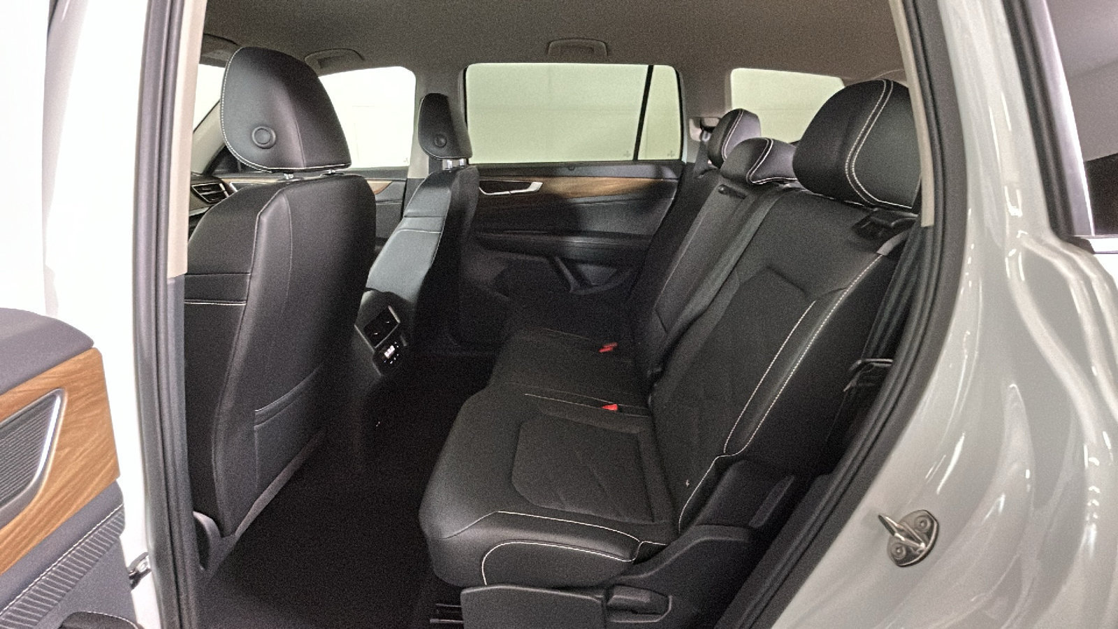 Used 2025 Volkswagen Atlas SE AWD/4WD image 30