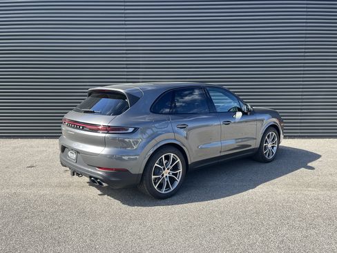 Certified 2025 Porsche Cayenne image 8