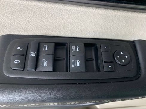 Used 2024 Chrysler Pacifica Touring-L FWD image 33