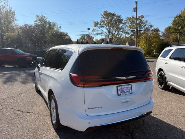 Used 2025 Chrysler Pacifica Select FWD image 3