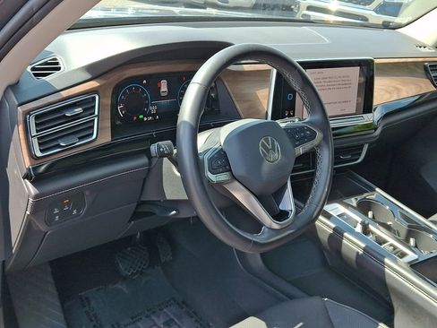 Used 2024 Volkswagen Atlas SE AWD/4WD image 25