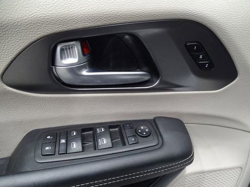 Used 2024 Chrysler Pacifica Touring-L image 18