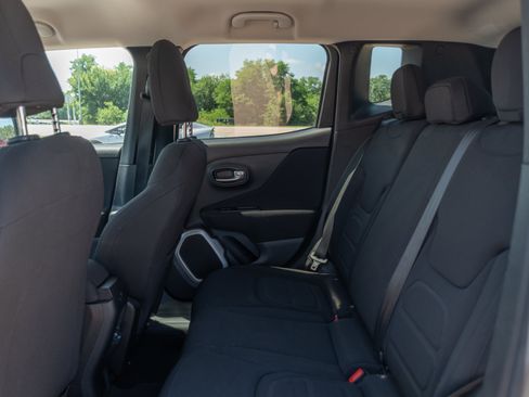 Used 2018 Jeep Renegade Latitude FWD image 15