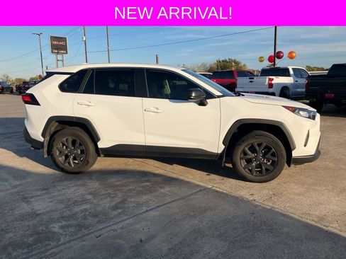 Used 2022 Toyota RAV4 LE image 8