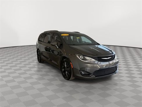 Used 2020 Chrysler Pacifica Limited w/ S Appearance Package image 2