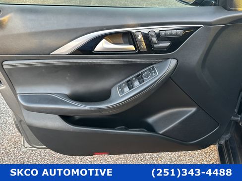 Used 2017 INFINITI QX30 AWD image 12