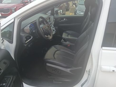 Used 2025 Chrysler Pacifica Select image 3
