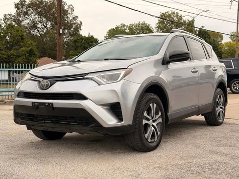 Used 2018 Toyota RAV4 LE image 7