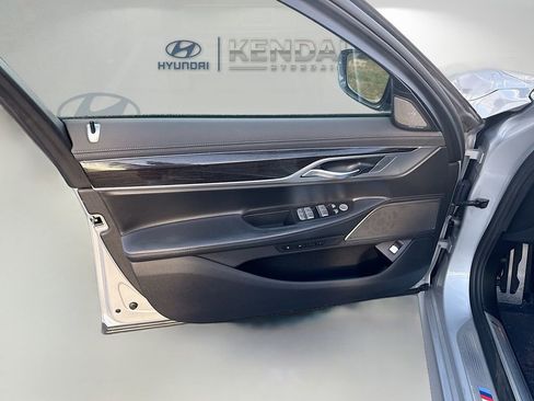 Used 2019 BMW 750i w/ M Sport Package image 19