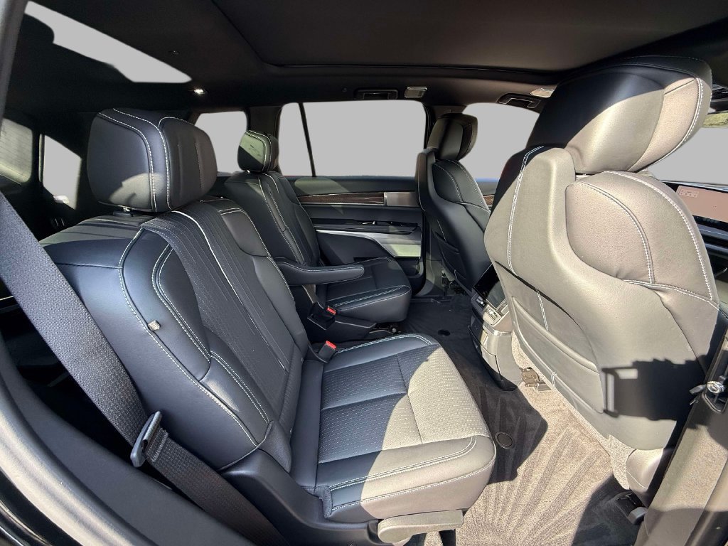 Used 2026 Cadillac Vistiq Sport w/ LPO, Floor Liner Package AWD/4WD image 16