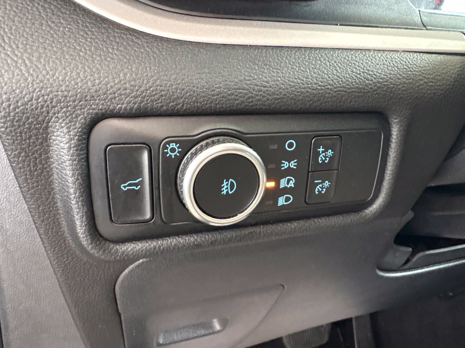 Used 2023 Ford Explorer XLT w/ Equipment Group 202A AWD/4WD image 12