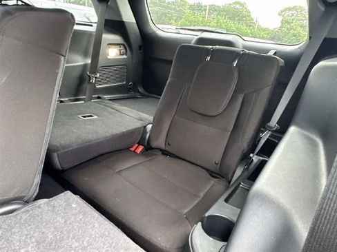 Used 2023 Ford Explorer XLT AWD/4WD image 9