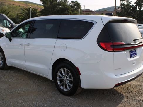 New 2026 Chrysler Pacifica Select image 6