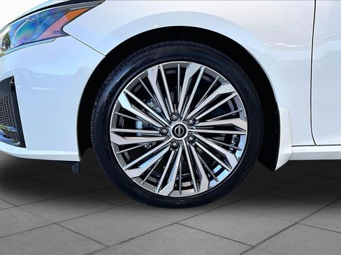 Used 2025 Nissan Altima 2.5 SL FWD image 10