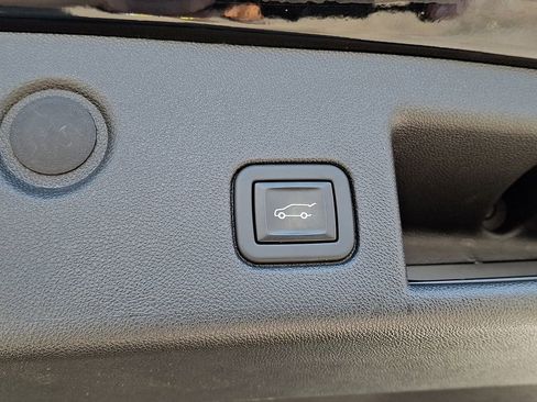 Used 2023 Chevrolet Equinox Premier image 29