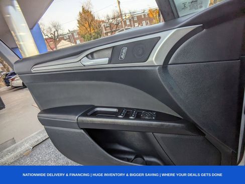 Used 2017 Ford Fusion SE w/ Fusion SE Technology Package image 30