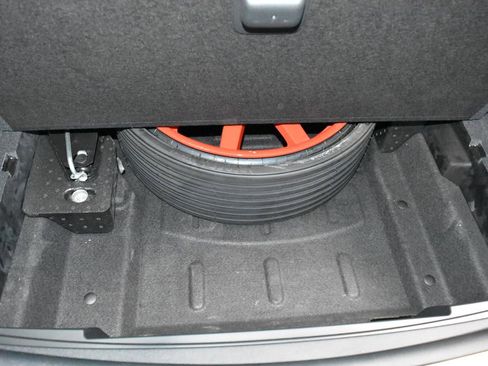 Certified 2024 Porsche Macan image 33